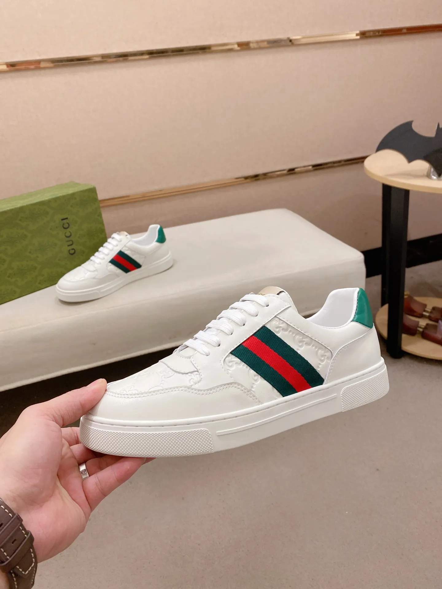 Men's shoes💰 440💰The new GUCCI (Gucci) counters are launched simultaneously. The new men's shoes, 😘fabrics are selected from imported cowhide, and the lining is sheepskin lining. 👍🏿 High-end ☄️ air-cushion molded anti-slip rubber outsole, exquisite lines, simple and elegant, comfortable and high-end for leisure travel. Code number: 38 to 44 (45 can be customized and cannot be returned or exchanged)